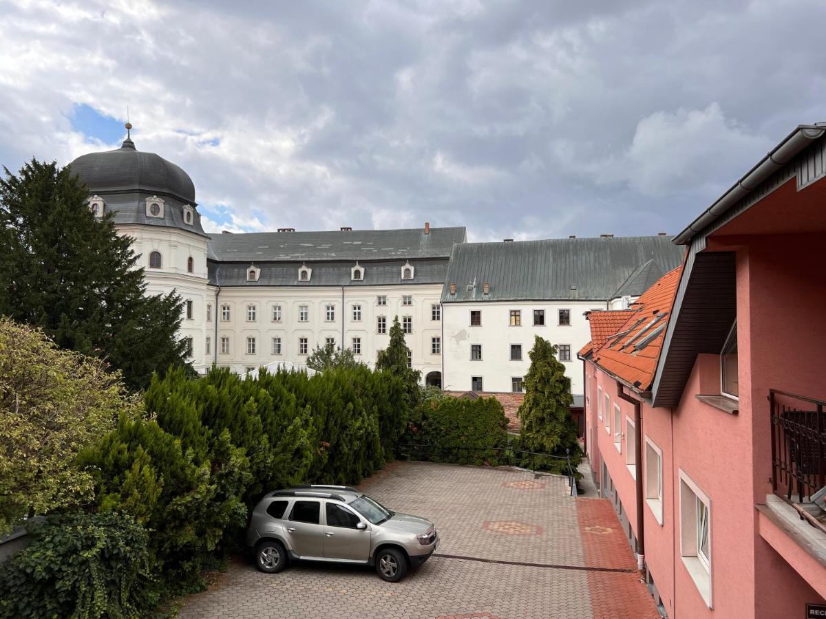 Dependance Patriot Trnava Hotel Bagian luar foto
