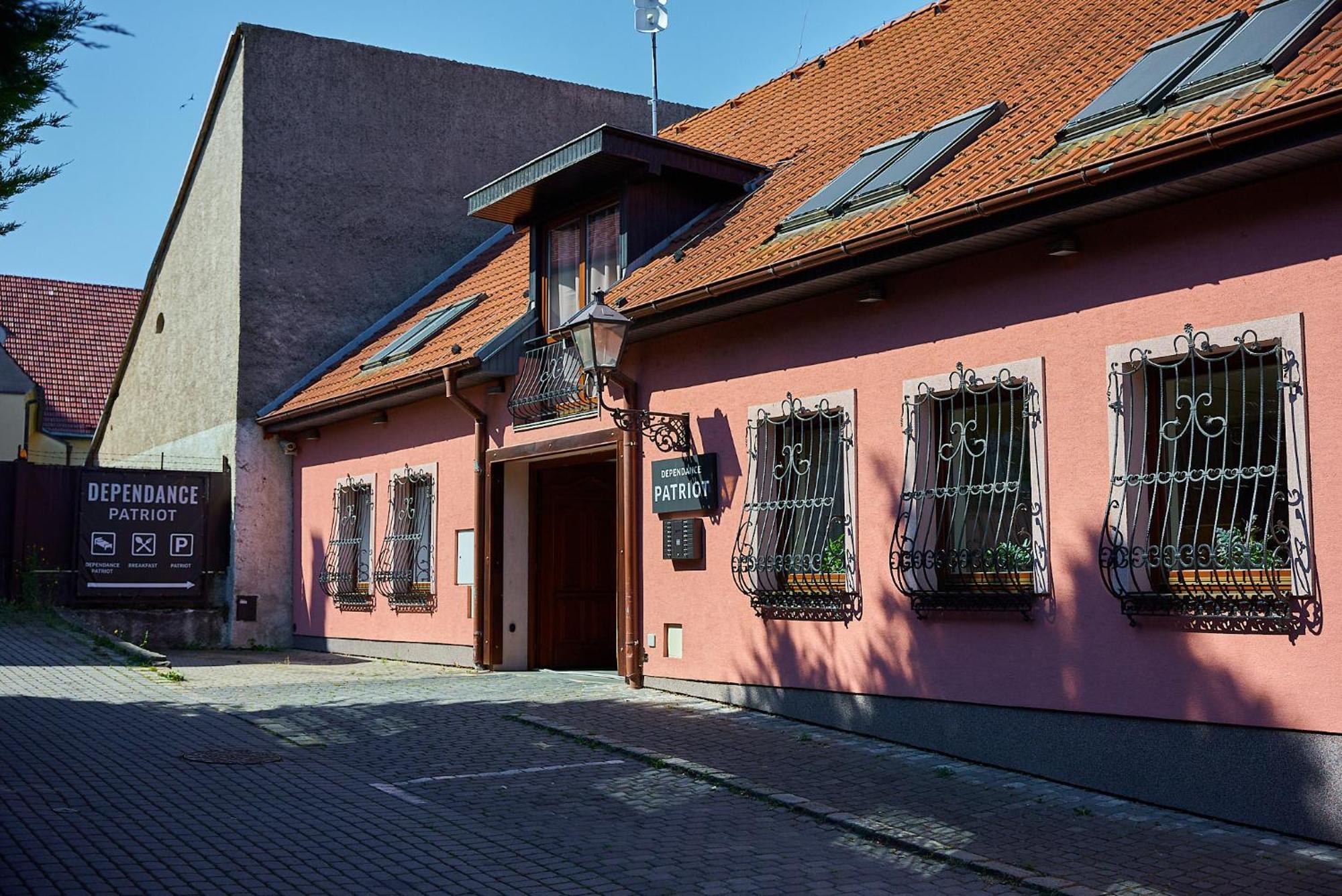Dependance Patriot Trnava Hotel Bagian luar foto